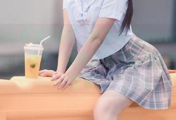 显然，我已经“www.吃瓜”app上瘾了，逐渐把别人的八卦当自家剧看。